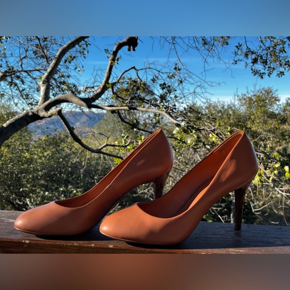 Tory Burch Shoes - Tory Burch 🔥🔥🔥Rich Tan Leather Leopard Print accent pumps